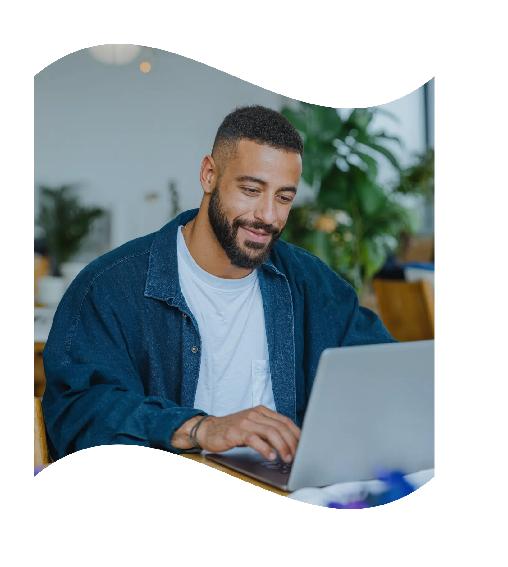 متعاقد يعمل على حاسوب محمول